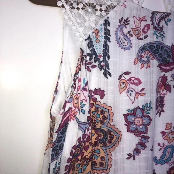 $9 Sale Trixxi Sleeveless Top Floral White Lined Back Cutout Button Embroidered - Picture 4 of 13